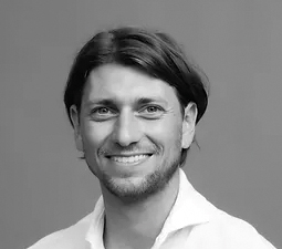 Auf dem Bild ist Managing Partner und CEO Enrico Skrypzak zu sehen.