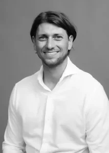 Auf dem Bild ist Managing Partner und CEO Enrico Skrypzak zu sehen.