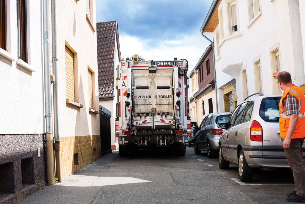 Dank den Rückfahrsystemen von ViSy wird der Müllabfuhr das Rückwärtsfahren auch in beengten Straßen sicher ermöglicht.