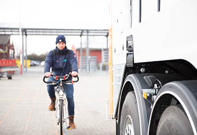 Bei der Ausschreibung von Entsorgungsfahrzeugen sollte die Sicherheit im Vordergrund stehen und auf Assistenzsysteme, wie Rückfahrkameras und Abbiegeassistenten geachtet werden.