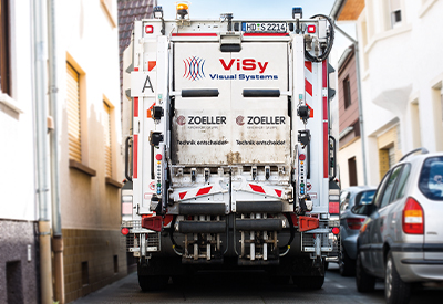 Mit dem Fahrassistenzsystem RAS 2.0 von ViSy können Nutzfahrzeuge selbst sehr enge Straßen sicher rückwärts befahren.