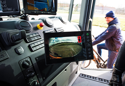 Ein Fahrassistenzsystem zeigt Fahrern rechtzeitig mögliche Gefahren im Rückraum sowie beim Abbiegen an.